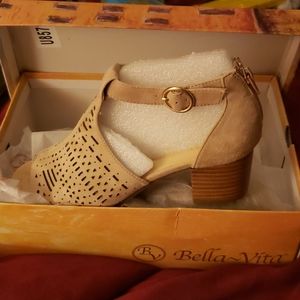 Bella Vita Amara suede dress sandal. Light pink, handmade sole. Stylish